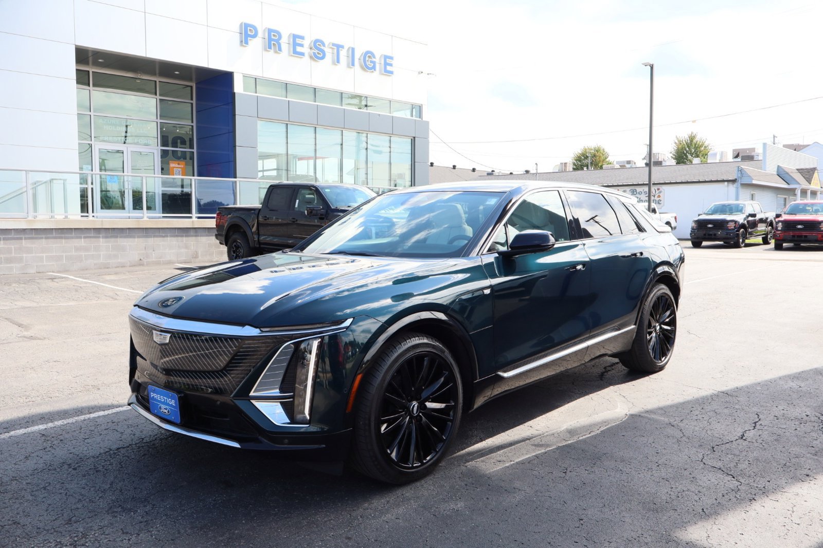 Used 2024 Cadillac Lyriq Luxury AWD/4WD image 2