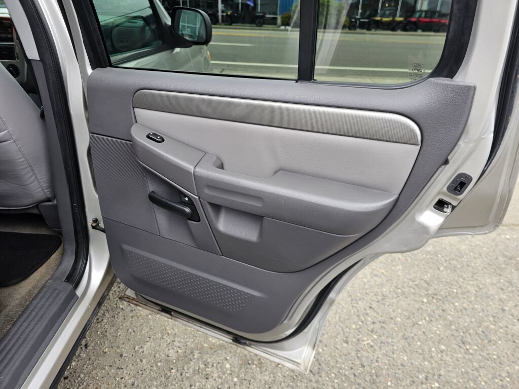 Used 2004 Ford Explorer XLT AWD/4WD image 14