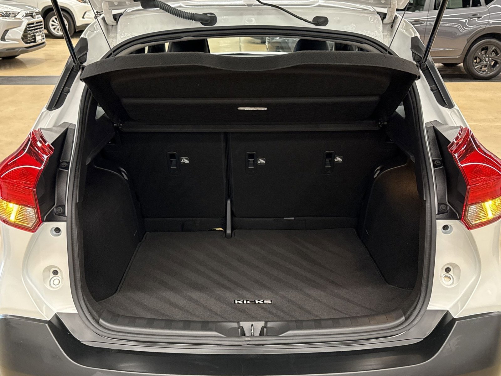 Used 2018 Nissan Kicks SR w/ Premium Package FWD image 28