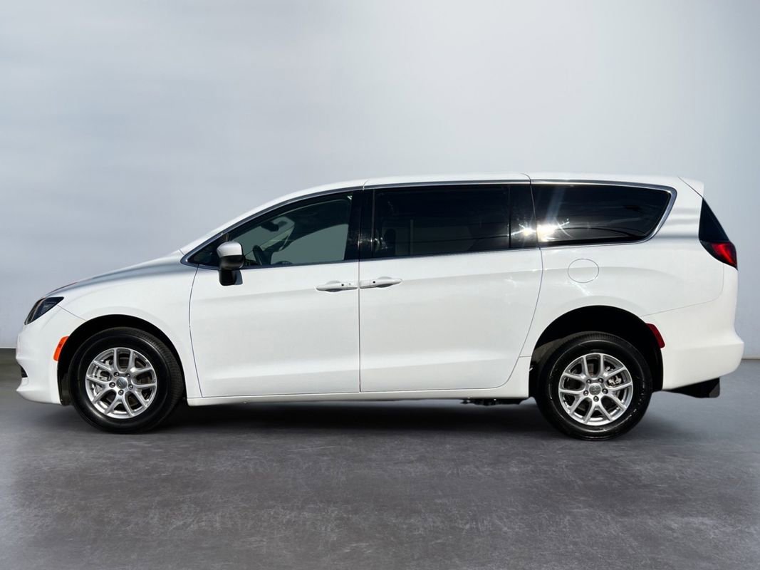 Used 2022 Chrysler Voyager LX image 9