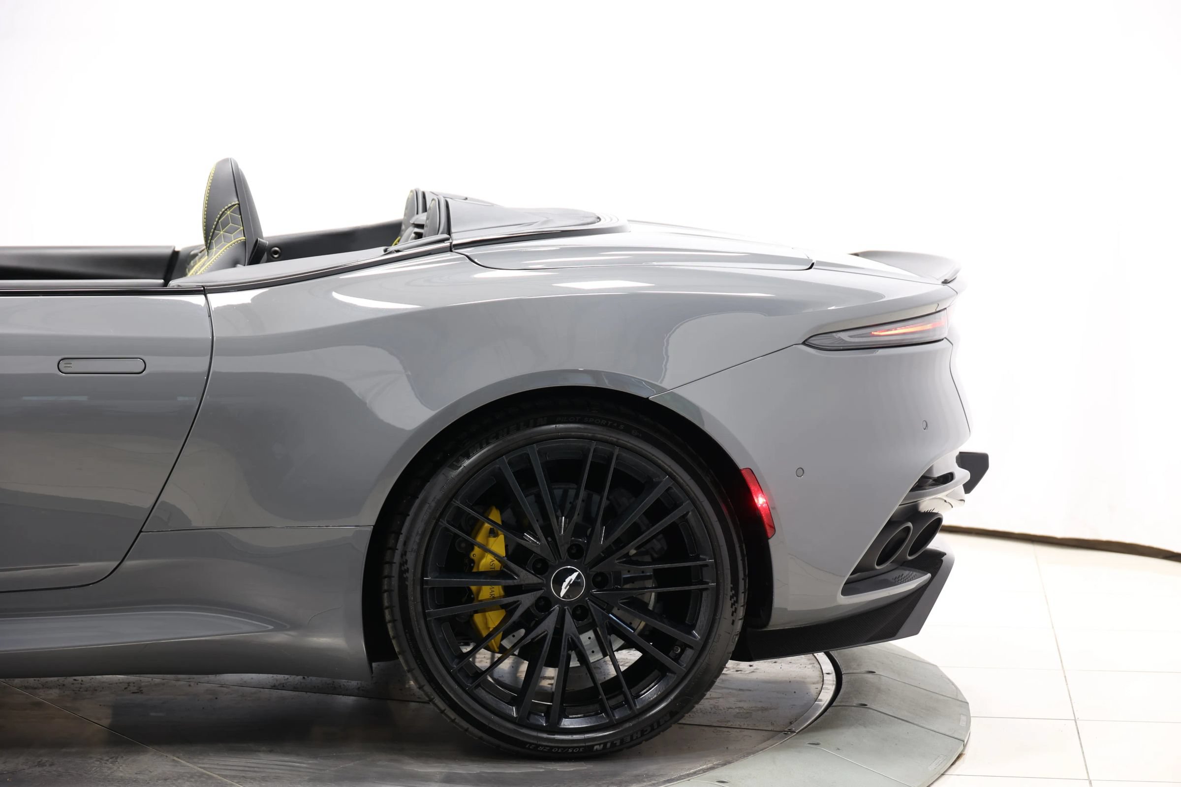 Used 2021 Aston Martin DBS Superleggera Volante RWD image 12