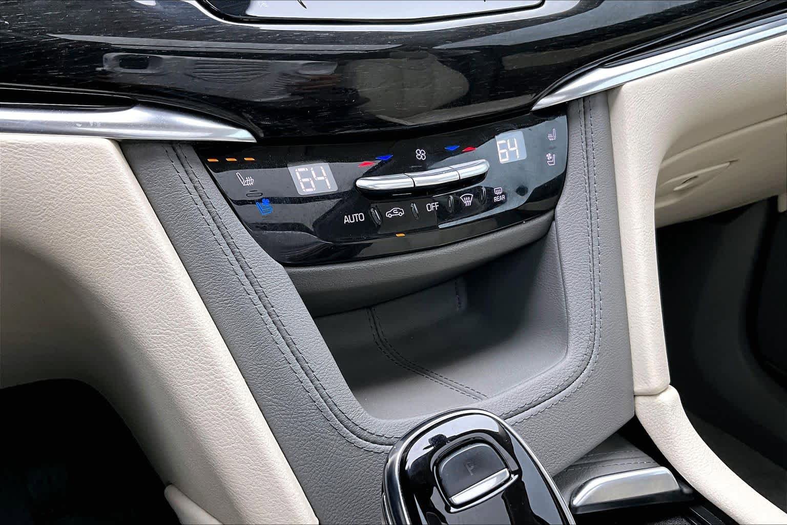 Used 2022 Cadillac XT6 Premium Luxury w/ Technology Package FWD image 35