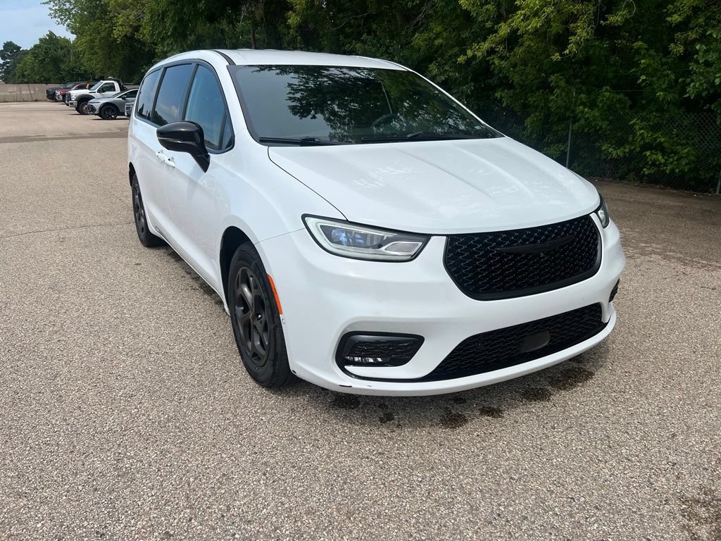 Used 2024 Chrysler Pacifica Limited FWD image 1