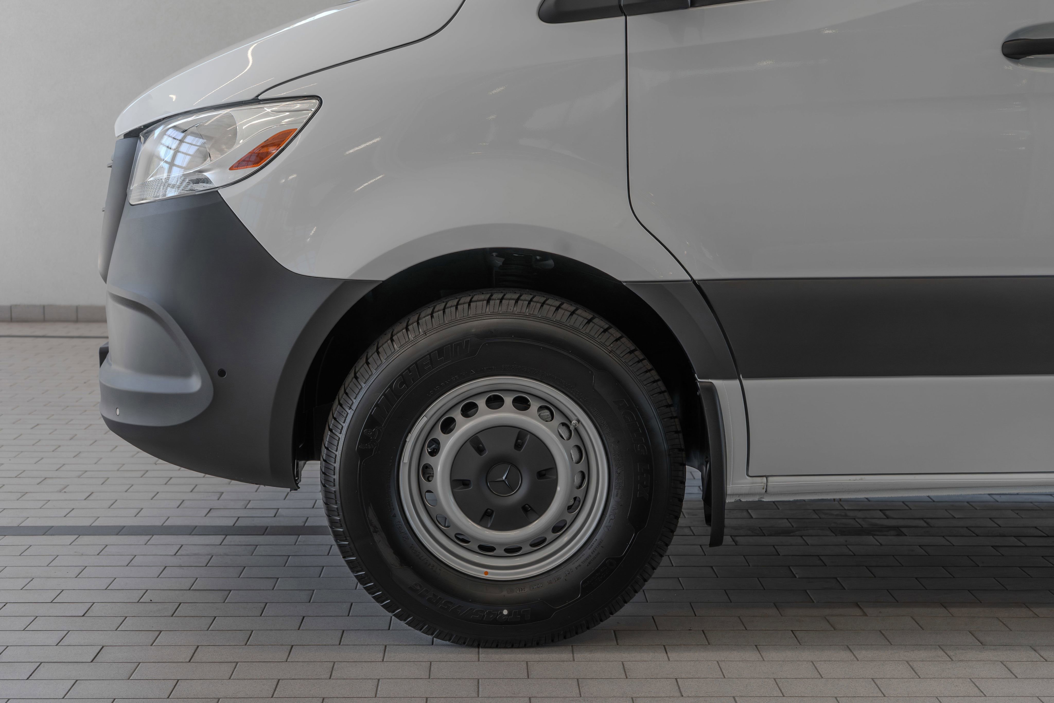 Used 2025 Mercedes-Benz Sprinter 2500 image 4