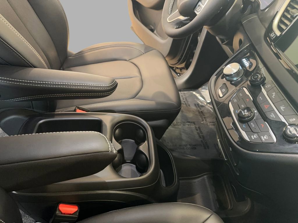 Used 2026 Chrysler Pacifica Select image 19
