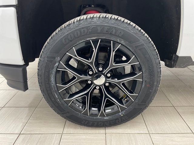 Used 2018 Chevrolet Silverado 1500 Custom w/ Custom Value Package image 7