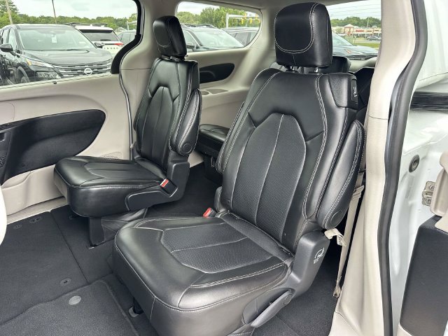 Used 2024 Chrysler Pacifica Touring-L FWD image 16