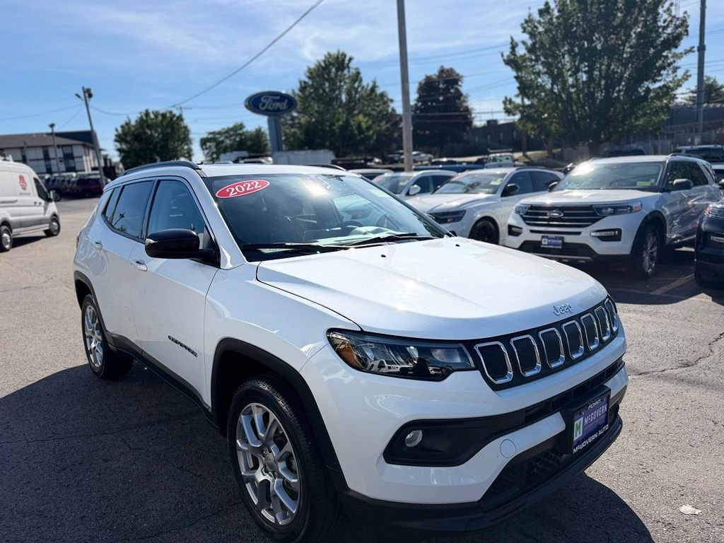 Used 2022 Jeep Compass Latitude w/ Sun and Sound Group AWD/4WD image 9
