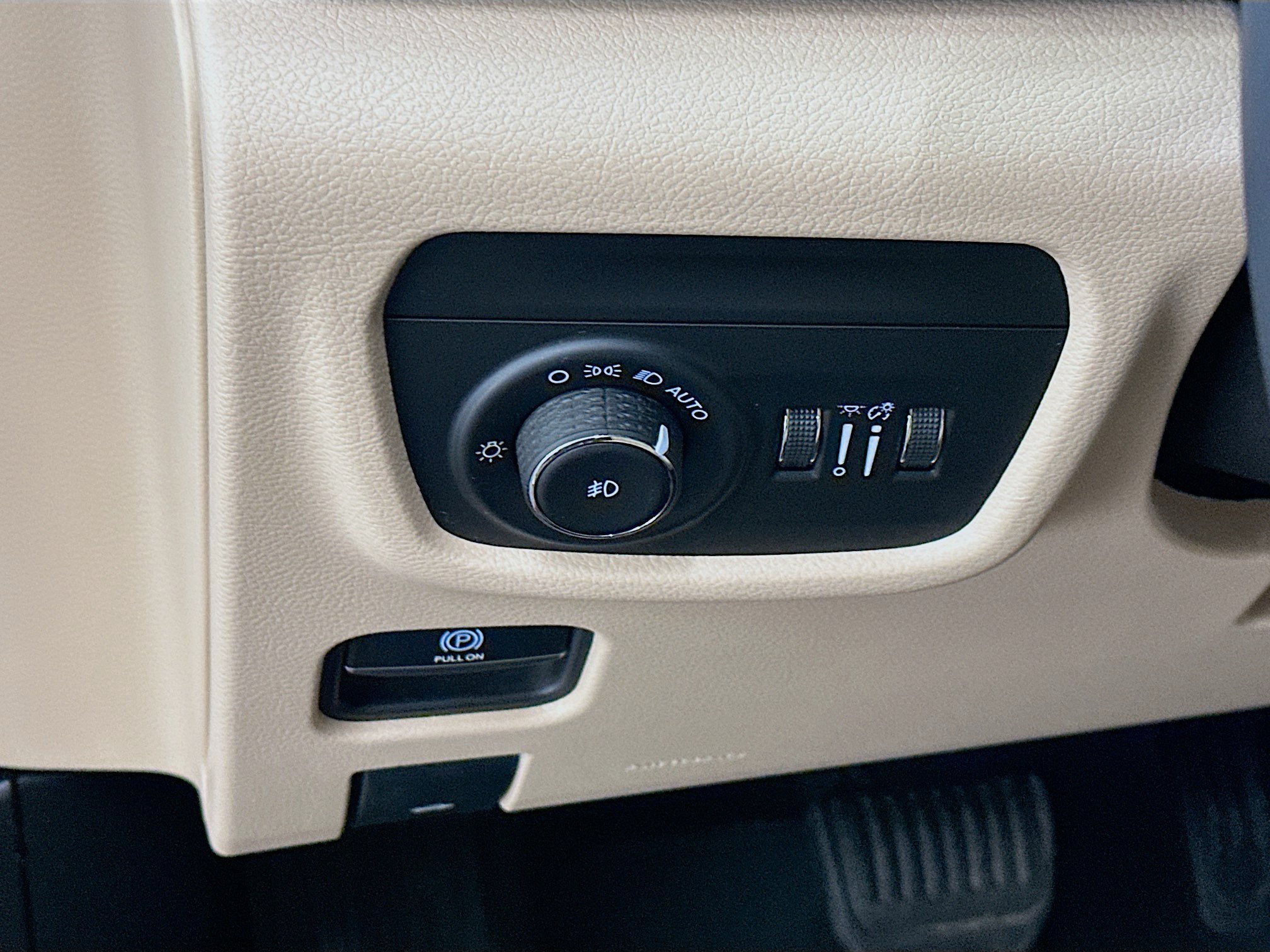 Used 2023 Jeep Grand Cherokee Limited AWD/4WD image 17