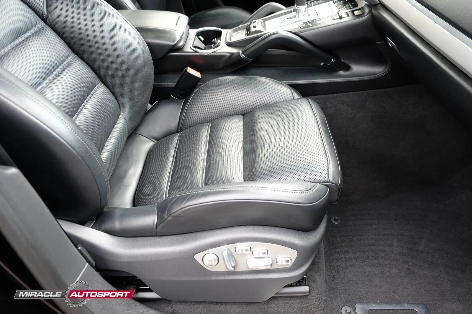 Used 2014 Porsche Cayenne Turbo AWD/4WD image 28
