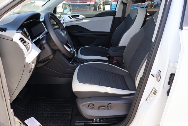 Certified 2025 Volkswagen Taos SE image 12