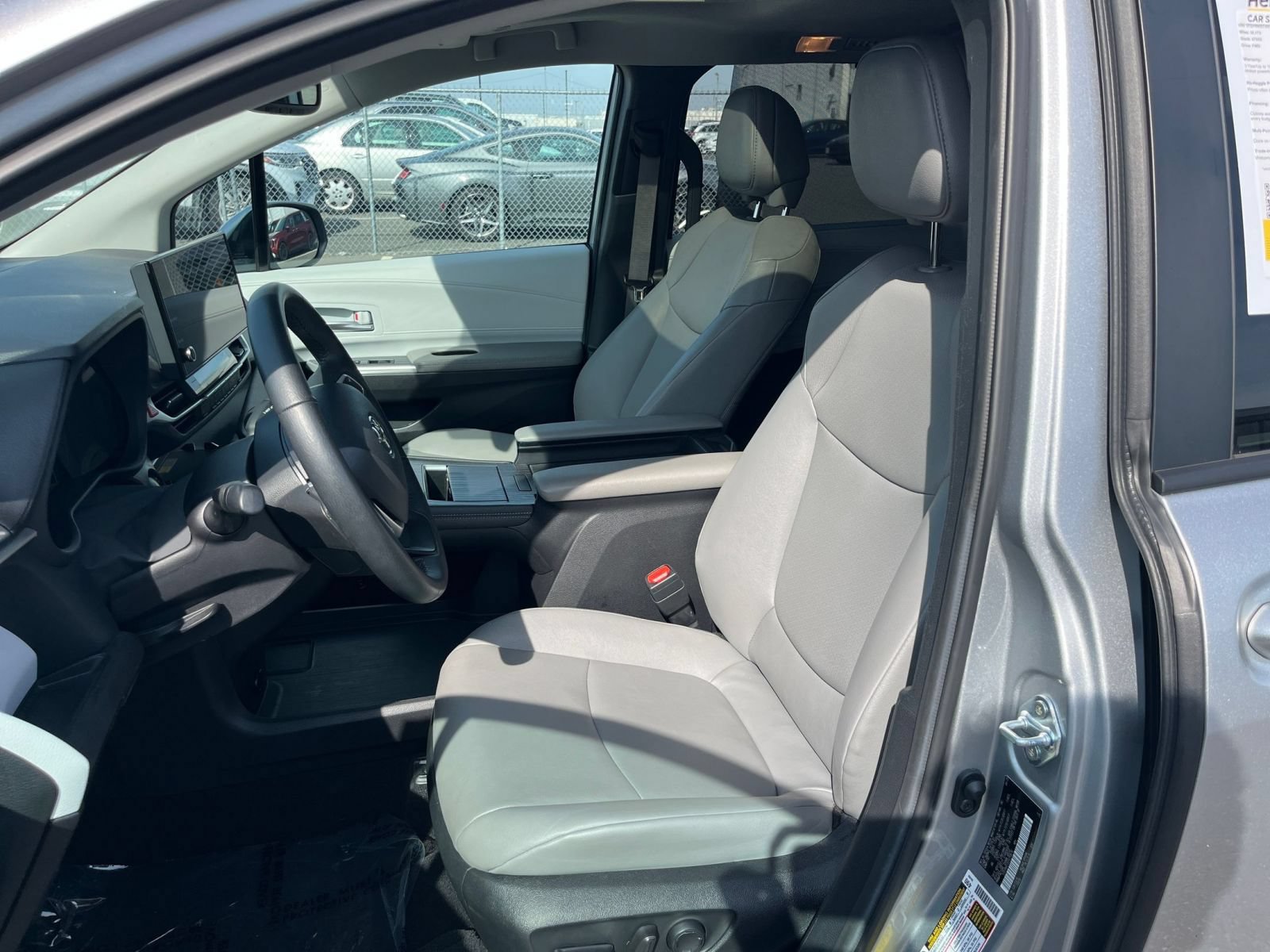 Used 2025 Toyota Sienna XLE FWD image 38