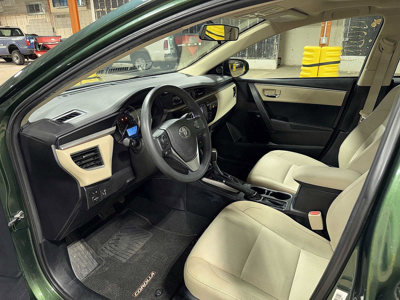 Used 2014 Toyota Corolla LE FWD image 27