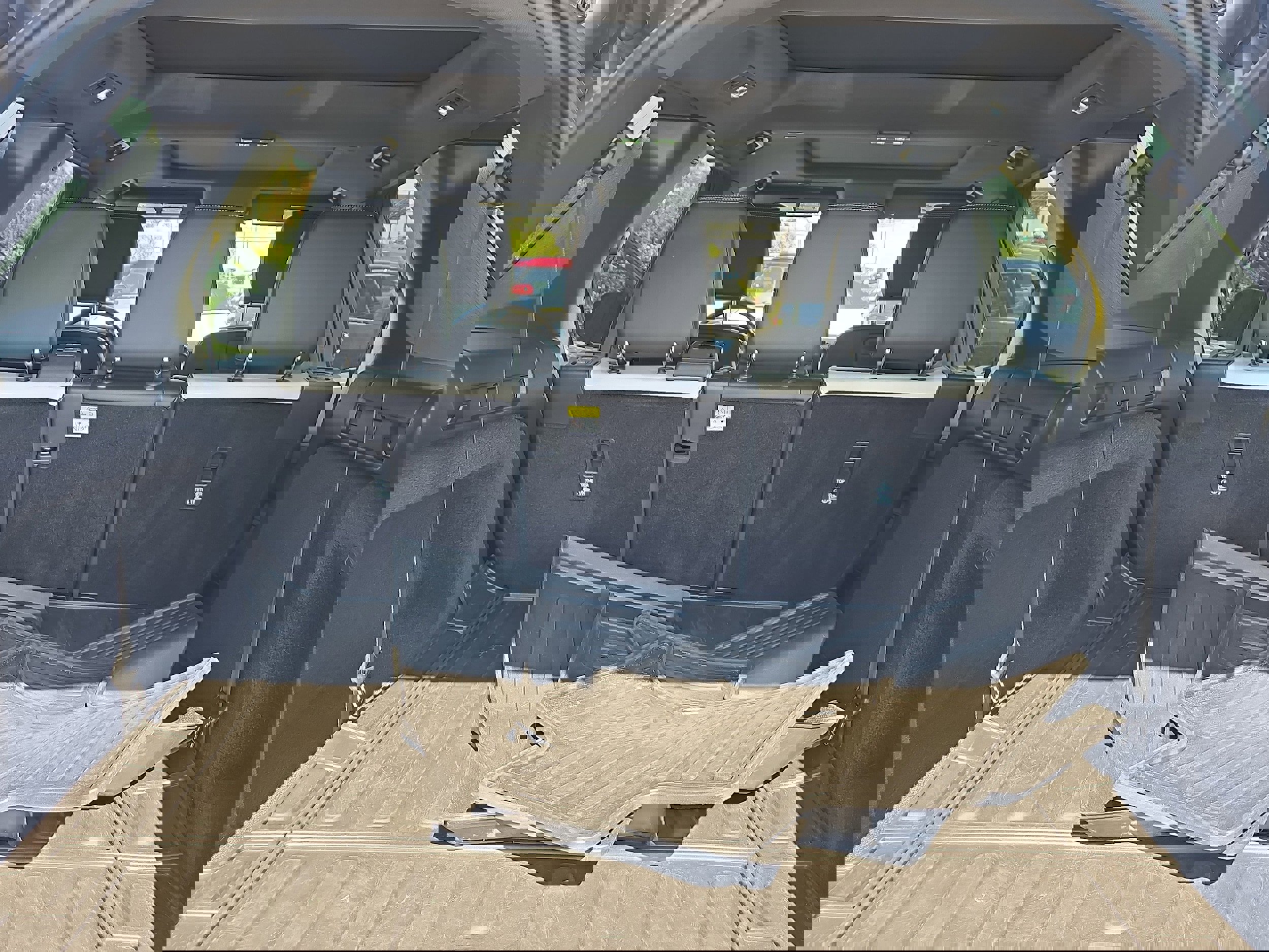 Used 2023 Land Rover Discovery S R-Dynamic image 10