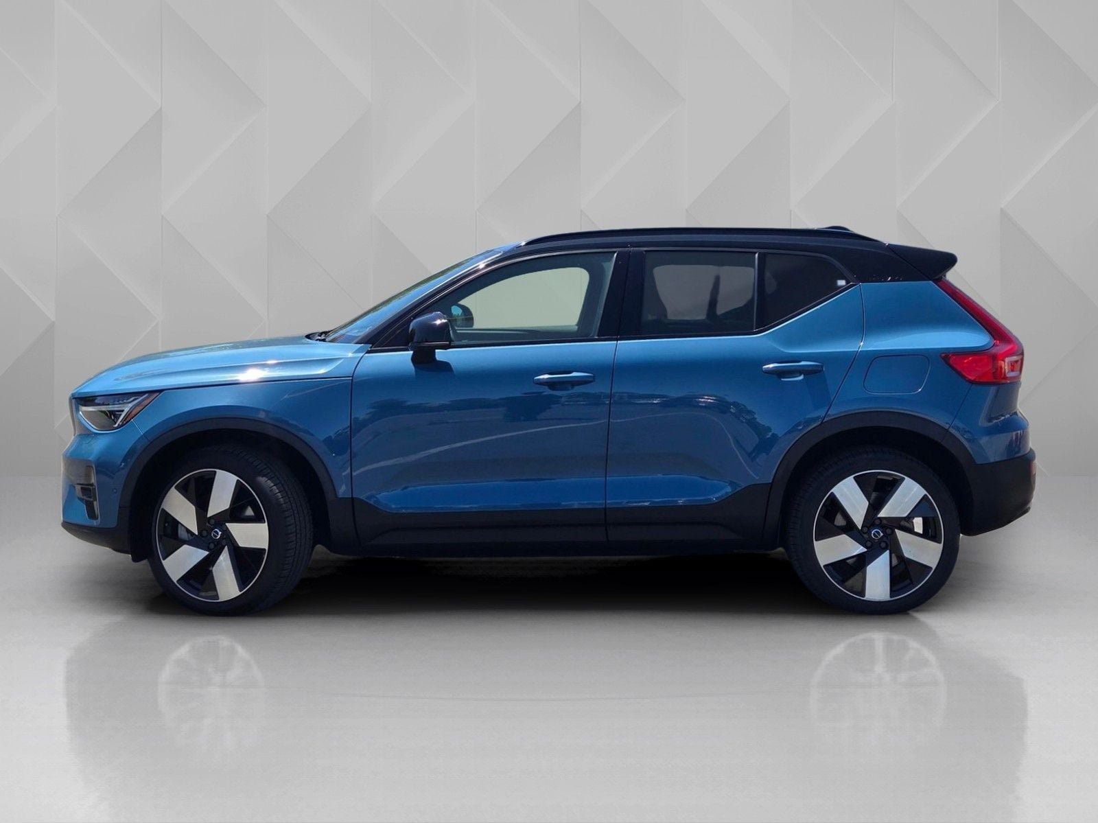 Certified 2023 Volvo XC40 Recharge Ultimate AWD/4WD image 4