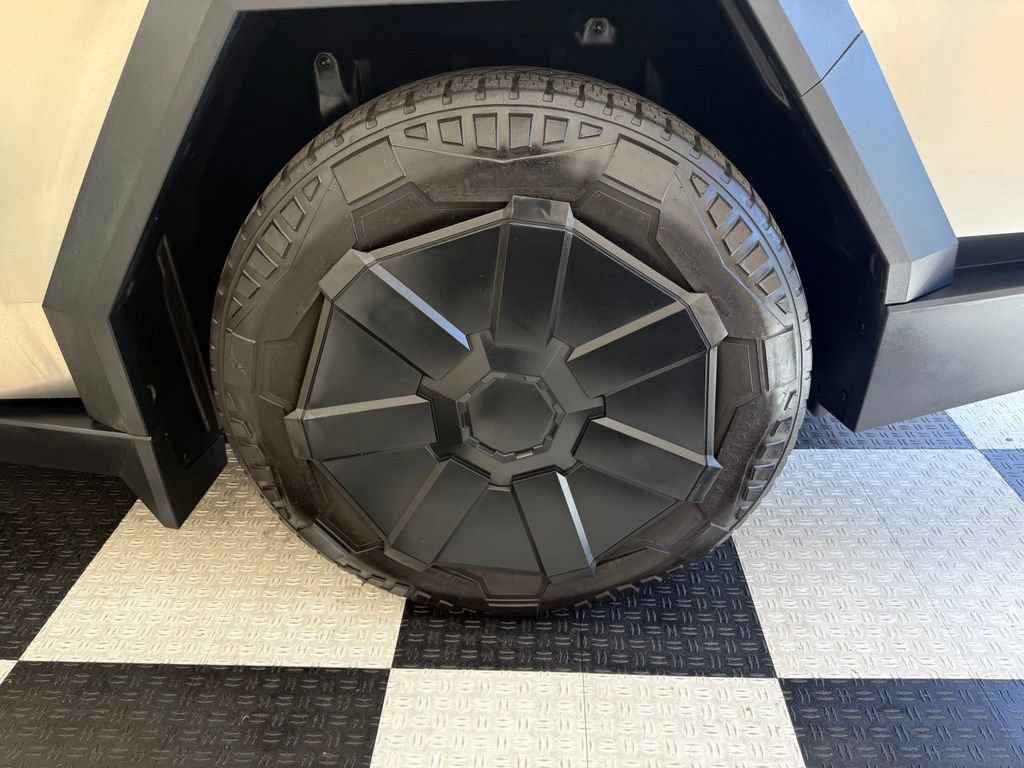 Used 2024 Tesla Cybertruck AWD Crew Cab image 12