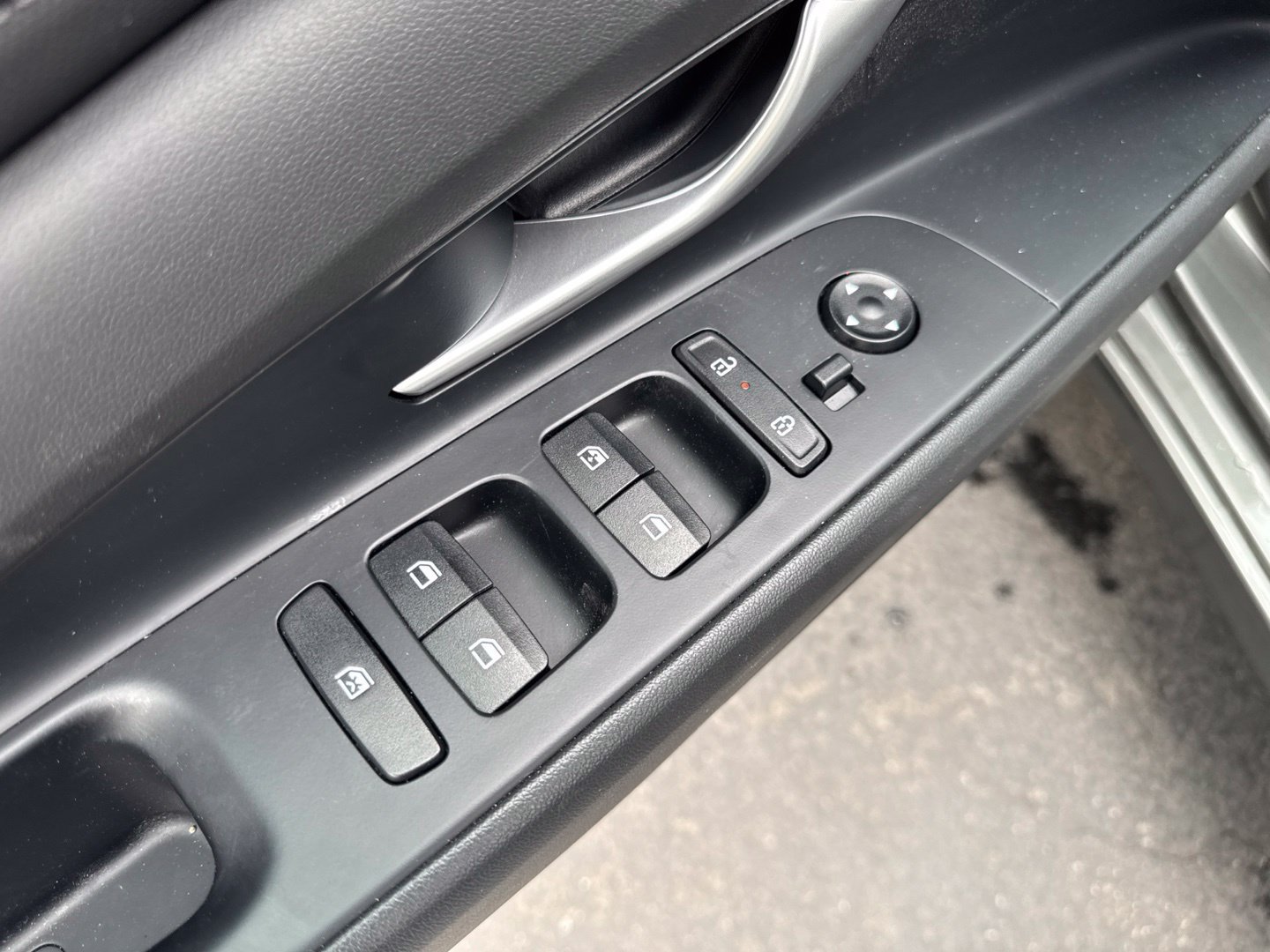 Used 2025 Hyundai Elantra Limited FWD image 18