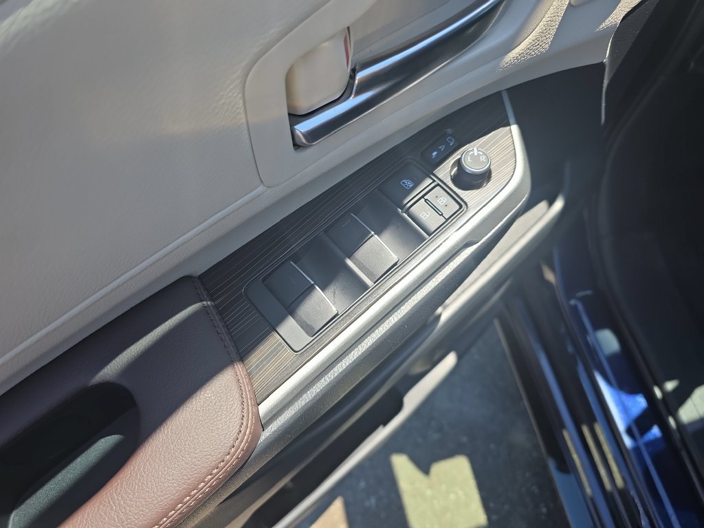 Used 2021 Toyota Sienna Platinum FWD image 11