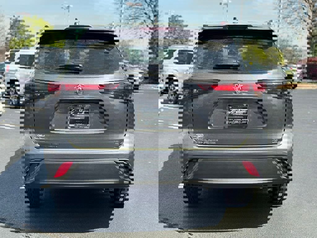 Certified 2024 Toyota Highlander XLE image 11