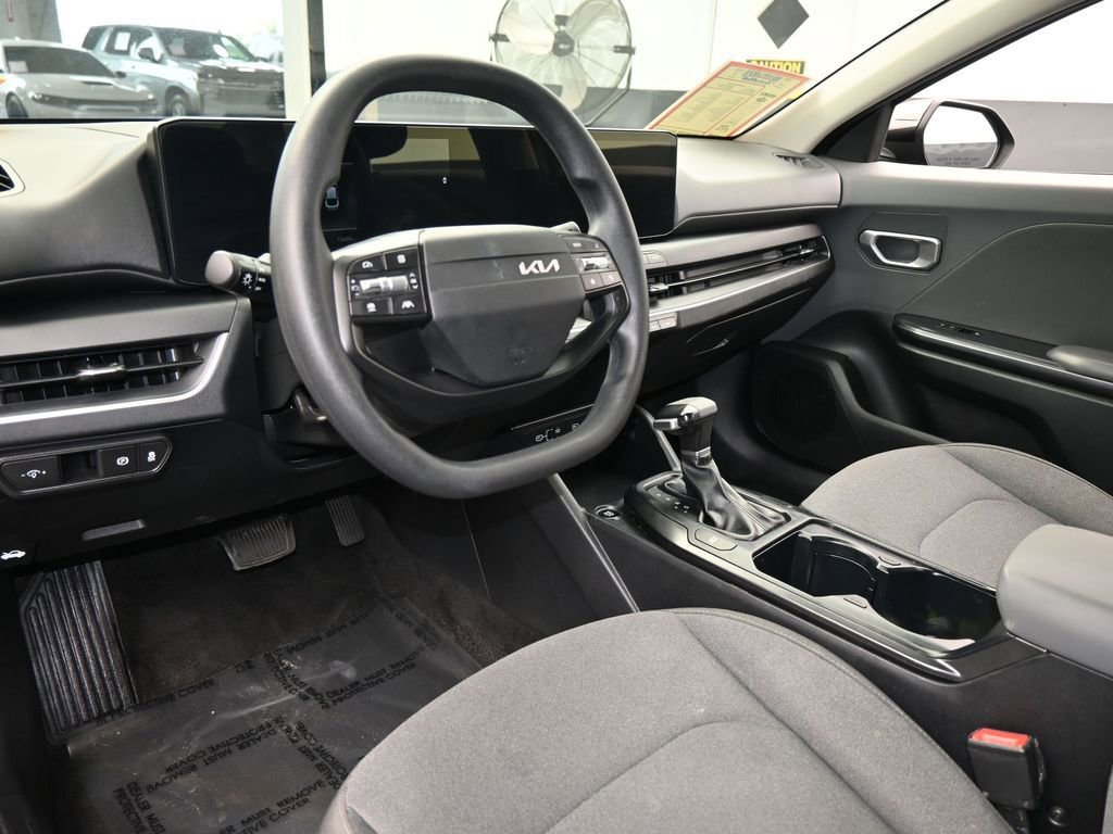 Used 2025 Kia K4 LX image 12