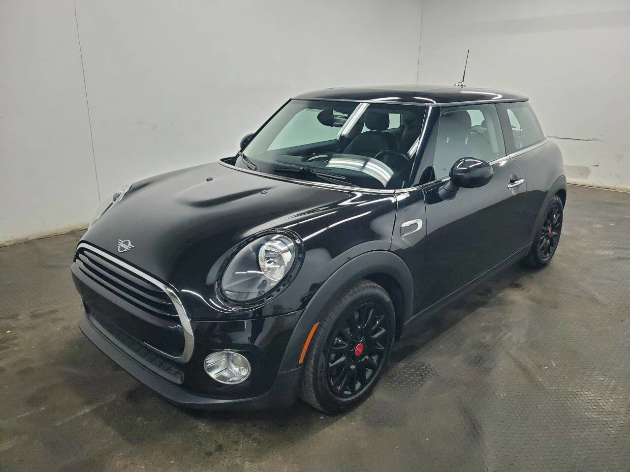 Used 2019 MINI Cooper 2-Door Hardtop w/ Signature Upholstery Package image 1