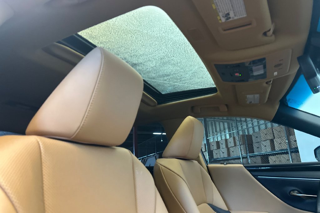 Used 2025 Lexus ES 350 w/ Accessory Package (Z1) FWD image 16