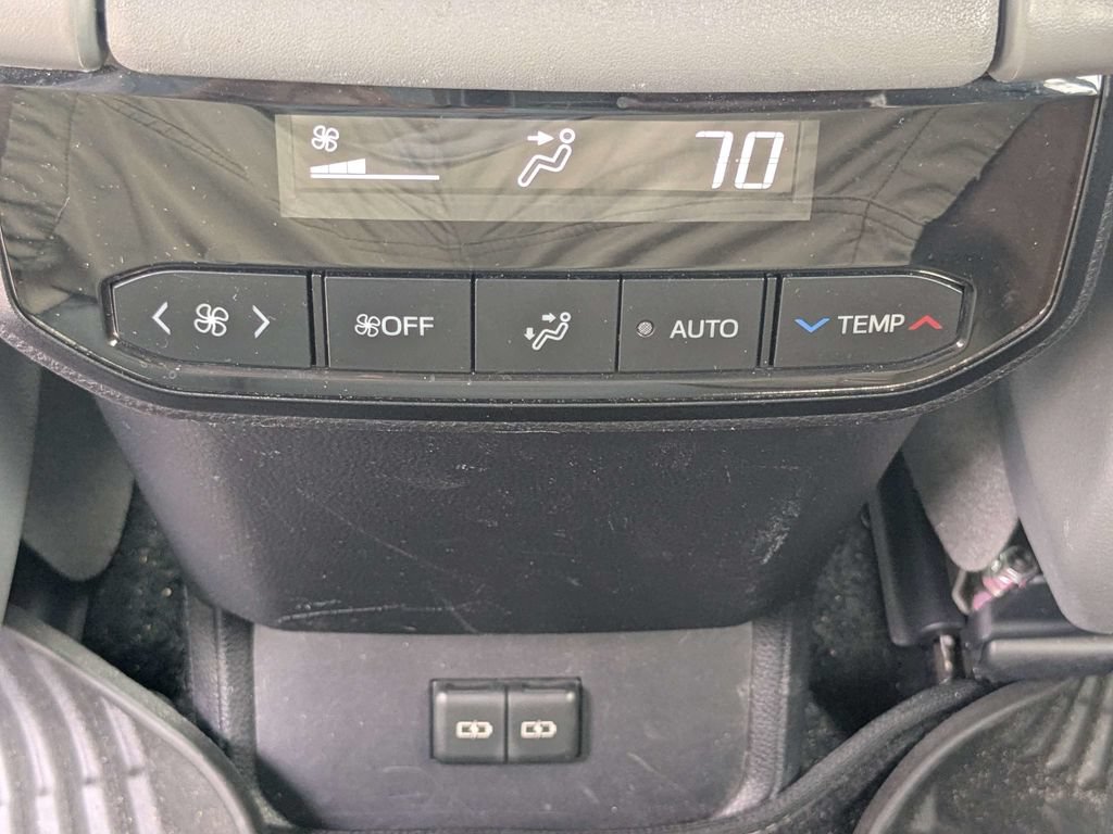 Used 2022 Toyota Highlander XLE FWD image 16