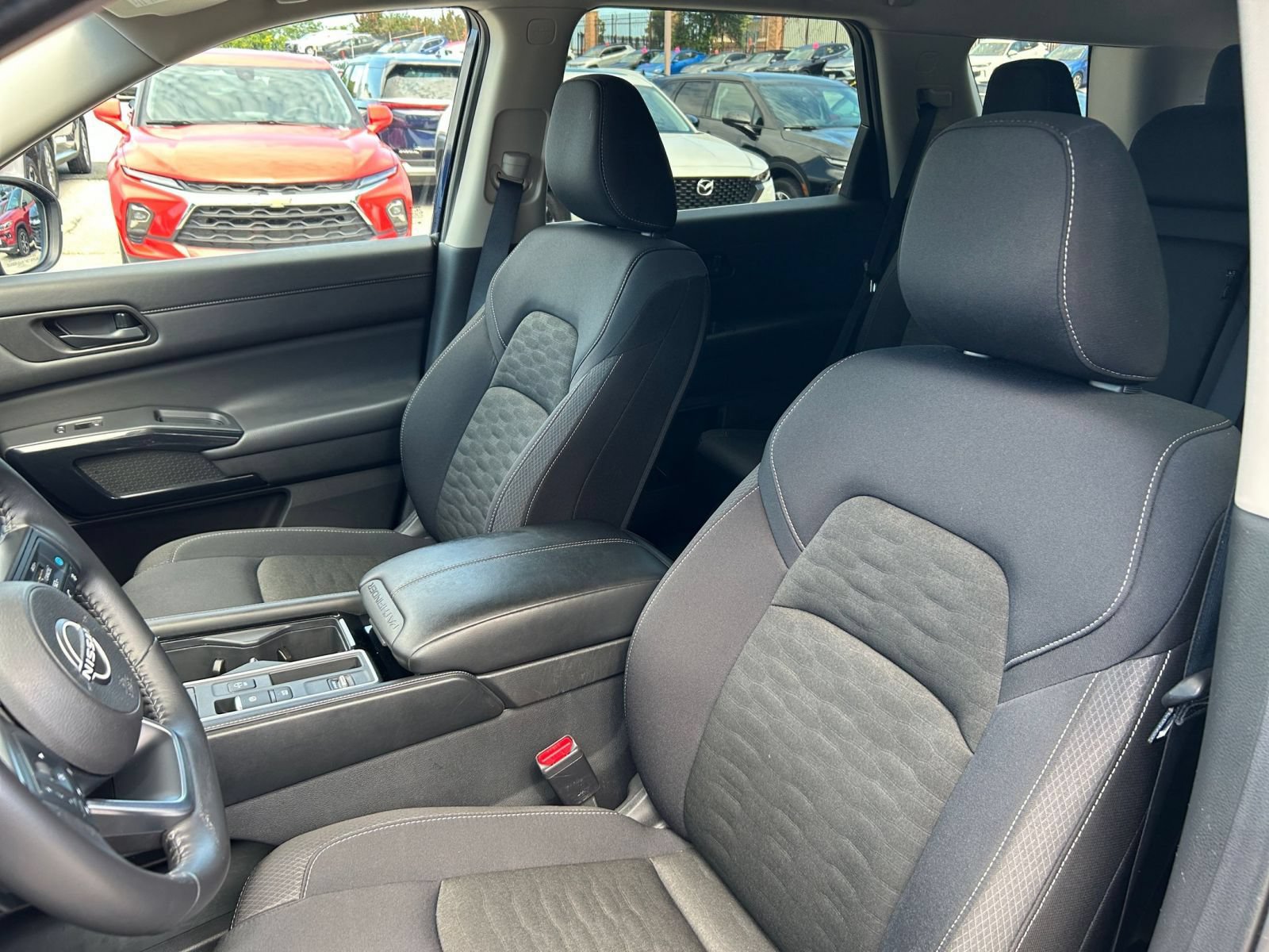 Used 2025 Nissan Pathfinder SV FWD image 33
