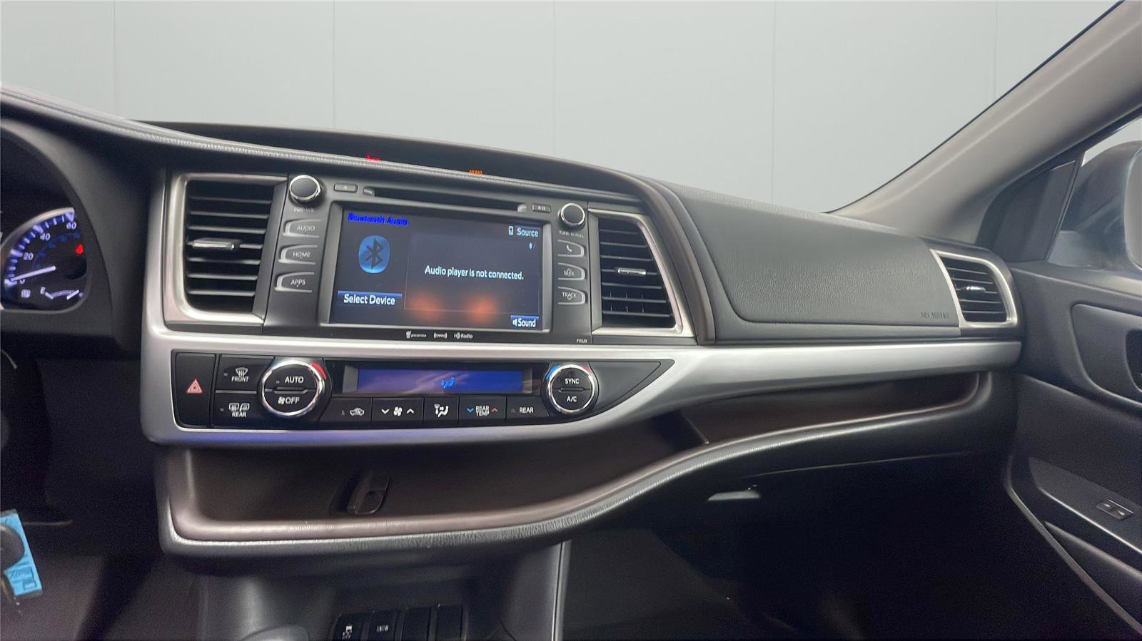 Used 2017 Toyota Highlander Plus FWD image 16