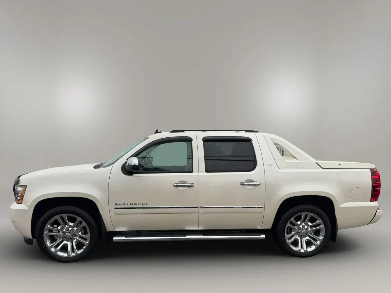 Used 2012 Chevrolet Avalanche LTZ AWD/4WD image 3