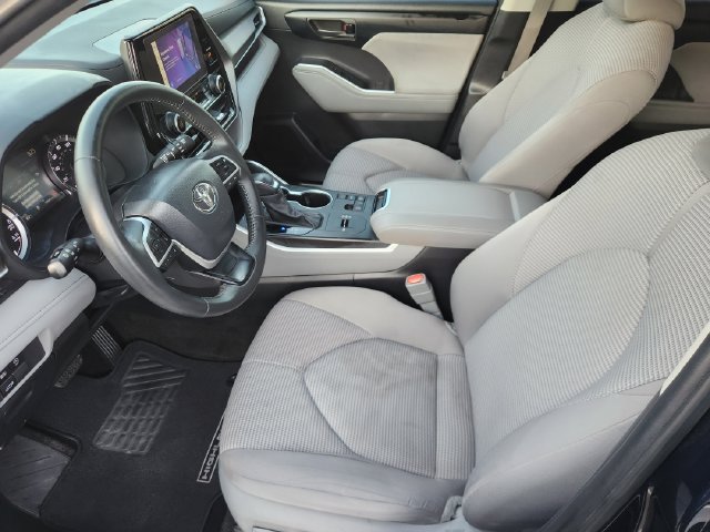 Used 2024 Toyota Highlander LE FWD image 9