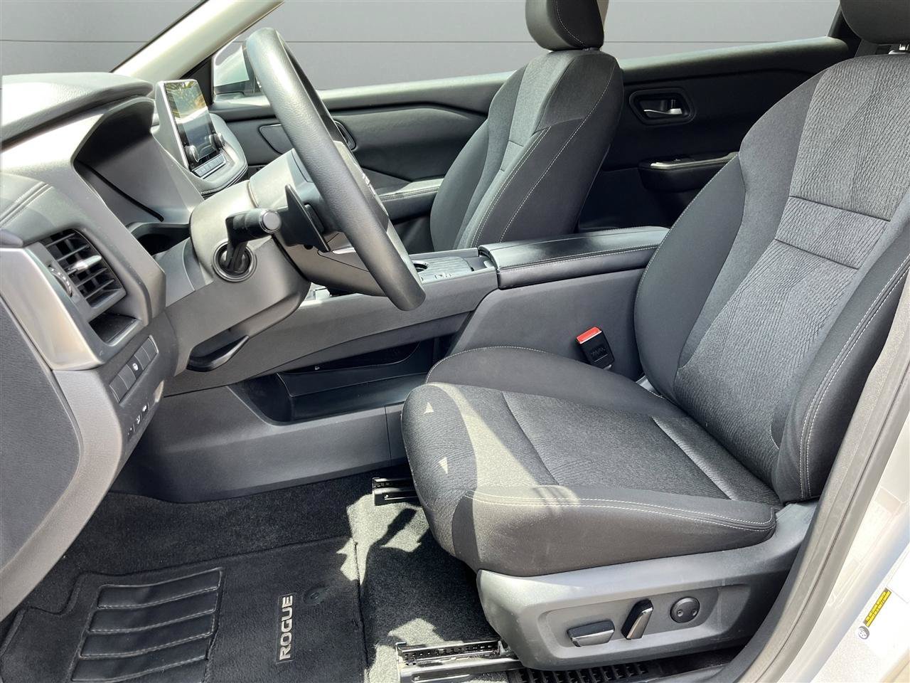 Used 2024 Nissan Rogue SV FWD image 16