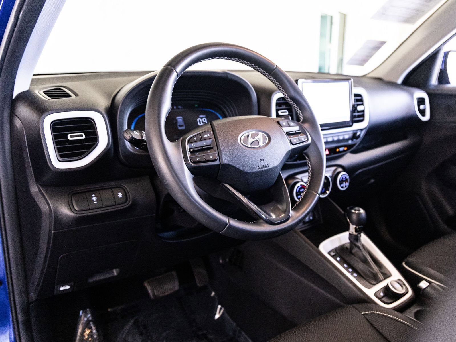 Used 2023 Hyundai Venue Limited FWD image 13