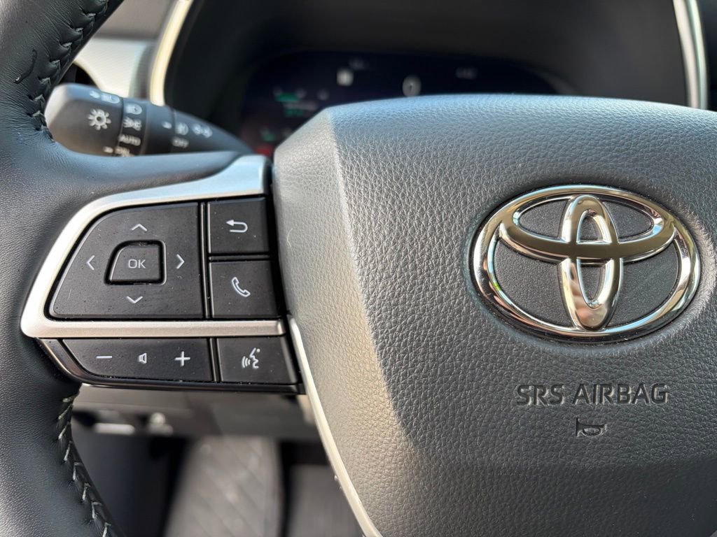 Used 2025 Toyota Highlander Platinum AWD/4WD image 31