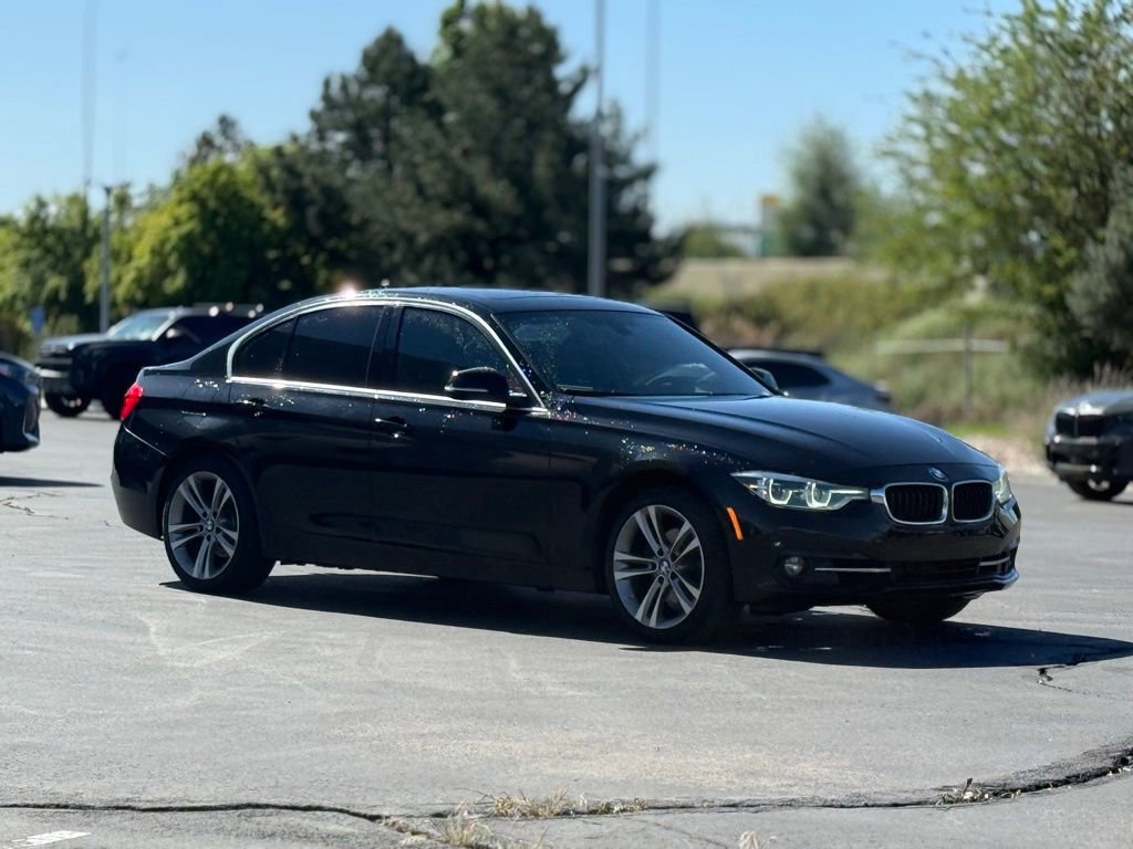 Used 2018 BMW 330i xDrive Sedan AWD/4WD image 3