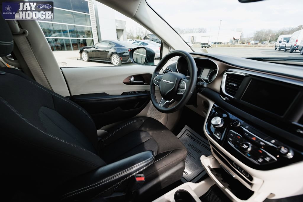 Used 2023 Chrysler Voyager LX image 27