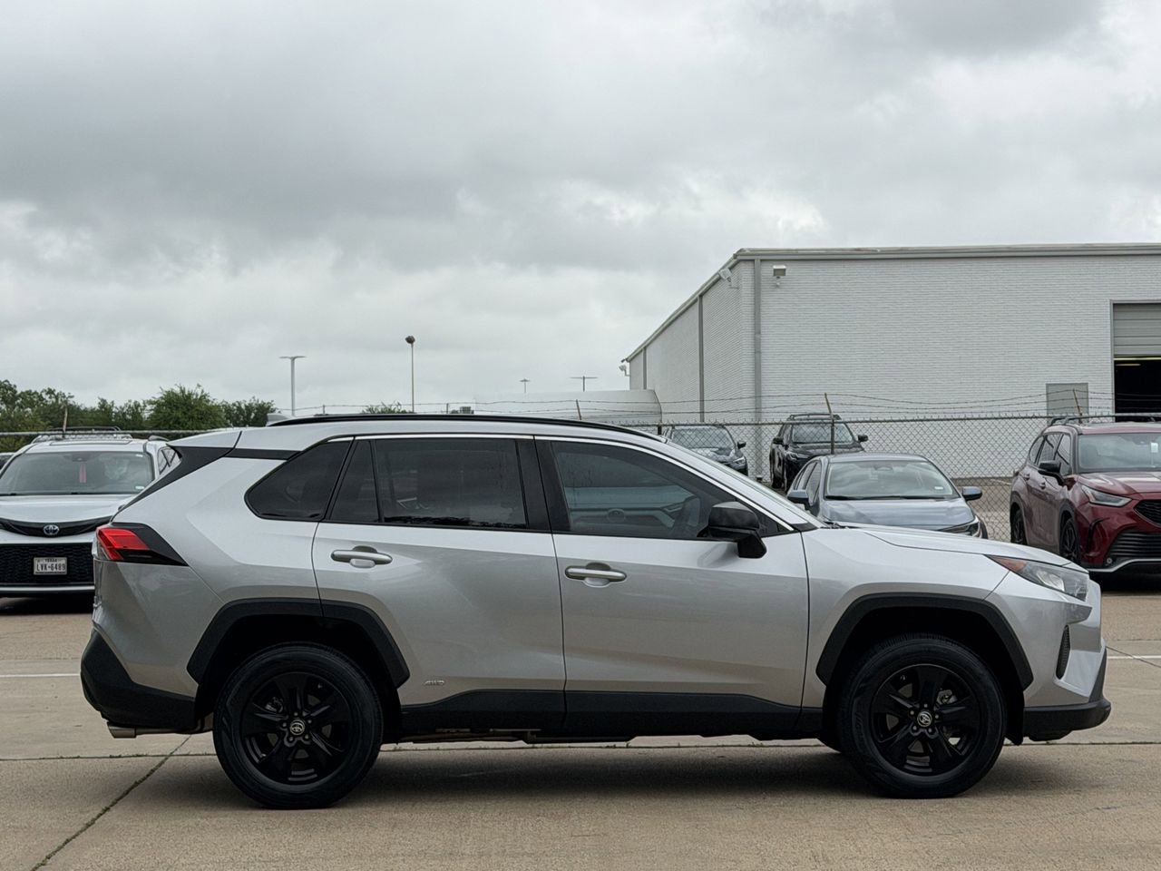 Used 2022 Toyota RAV4 LE AWD/4WD image 3