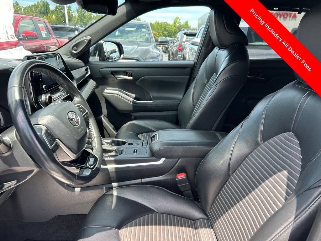 Used 2022 Toyota Highlander XSE FWD image 2