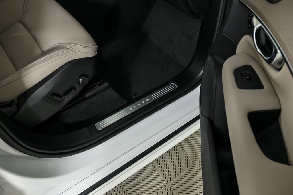 Certified 2026 Volvo XC90 B6 Plus w/ Protection Package Premier image 27