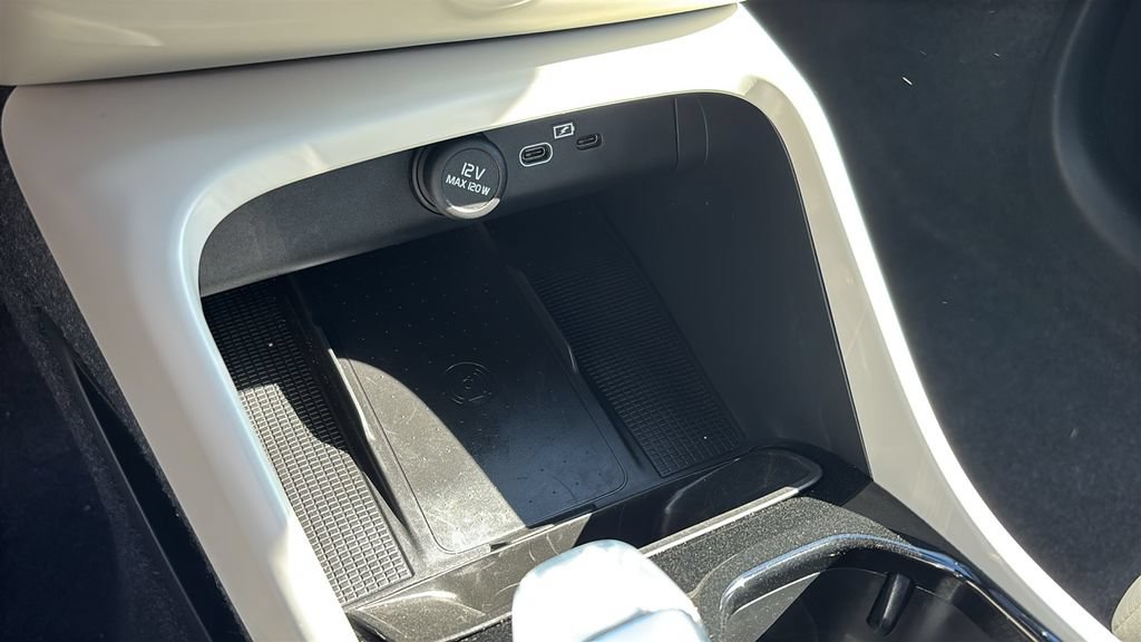 Certified 2026 Volvo XC40 B5 Plus AWD/4WD image 21