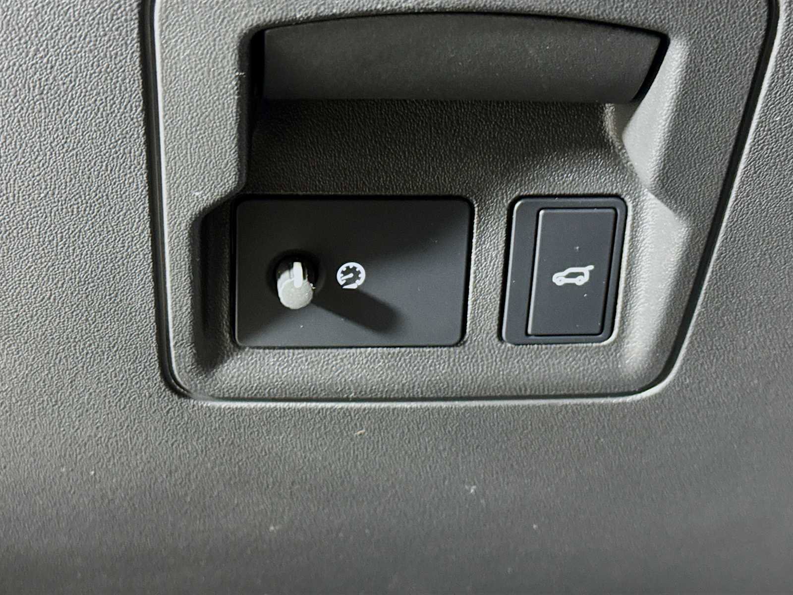 Used 2025 Land Rover Range Rover Velar Dynamic SE image 10