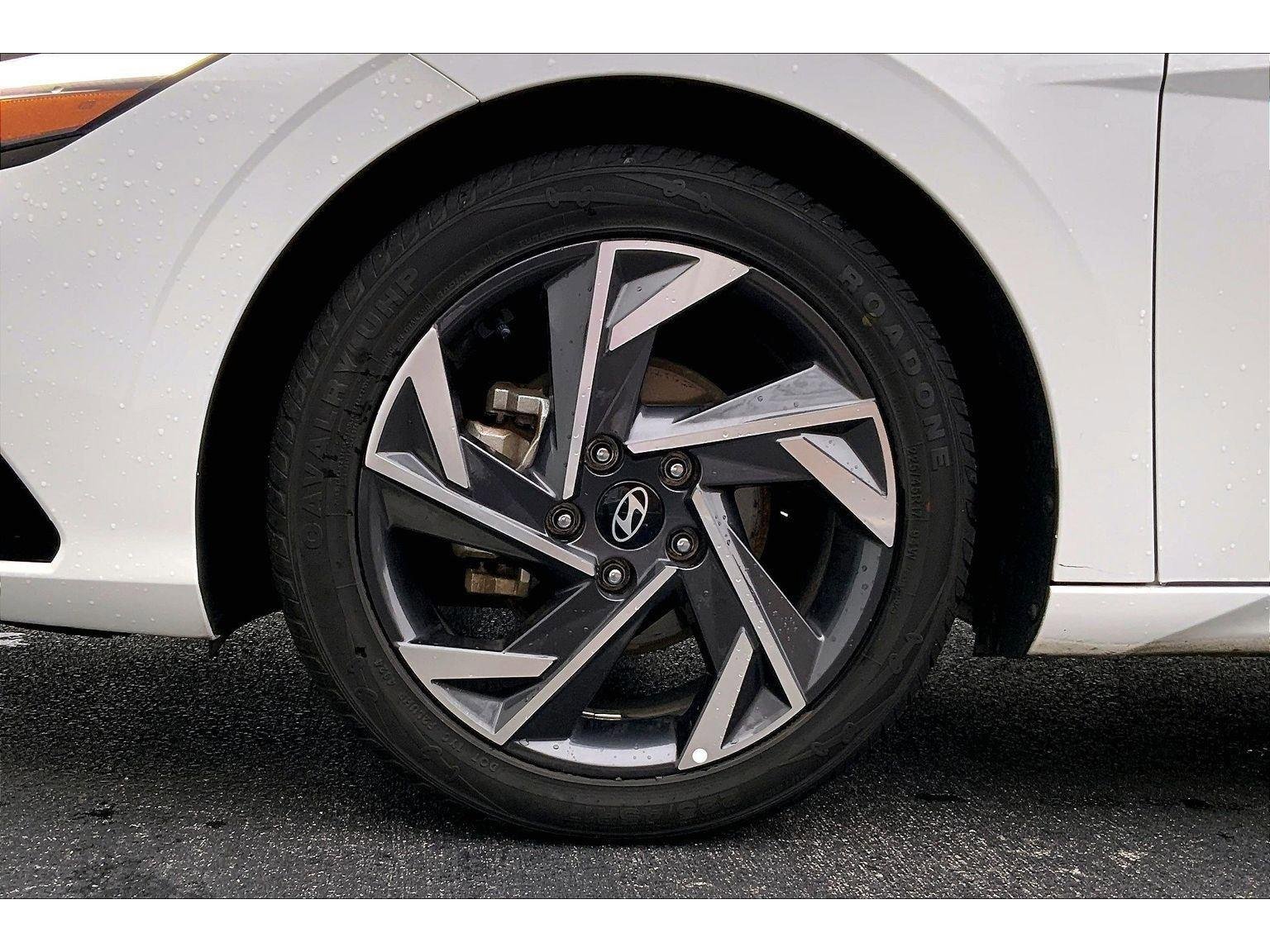 Used 2024 Hyundai Elantra Limited image 9