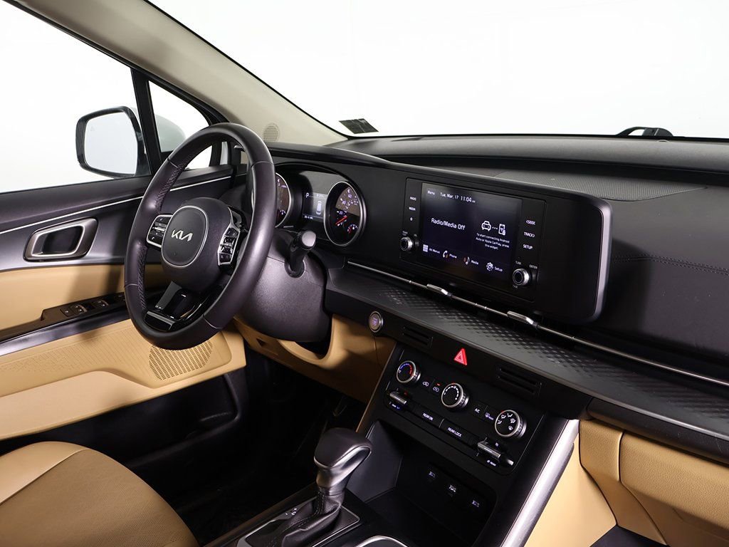 Used 2024 Kia Carnival LX image 23