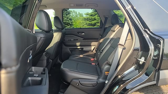 Used 2025 Nissan Pathfinder SL AWD/4WD image 23