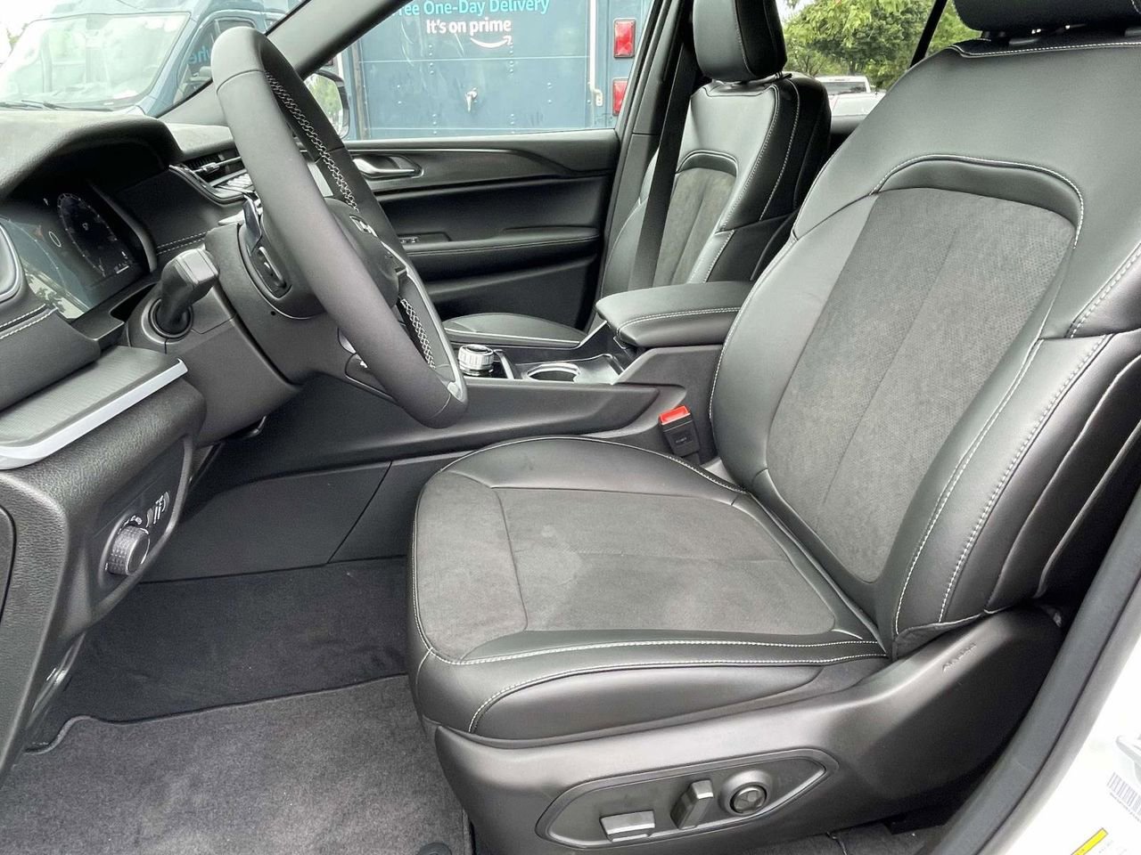 New 2025 Jeep Grand Cherokee Altitude image 23