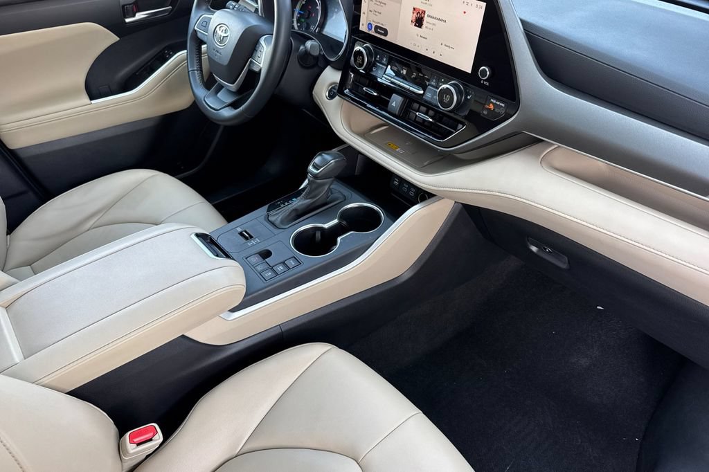 Certified 2025 Toyota Highlander XLE AWD/4WD image 16