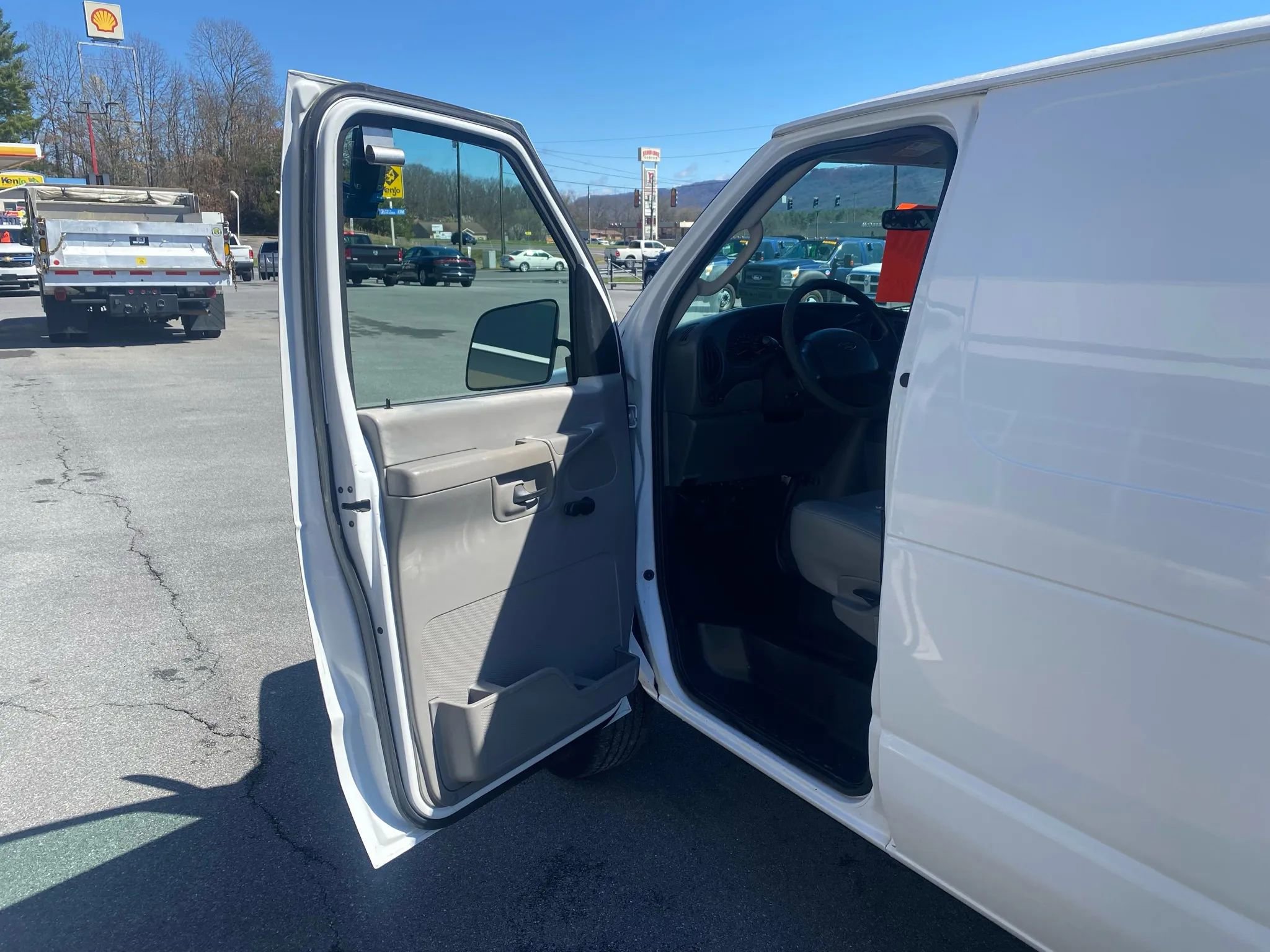 Used 2007 Ford E-250 and Econoline 250 RWD image 7