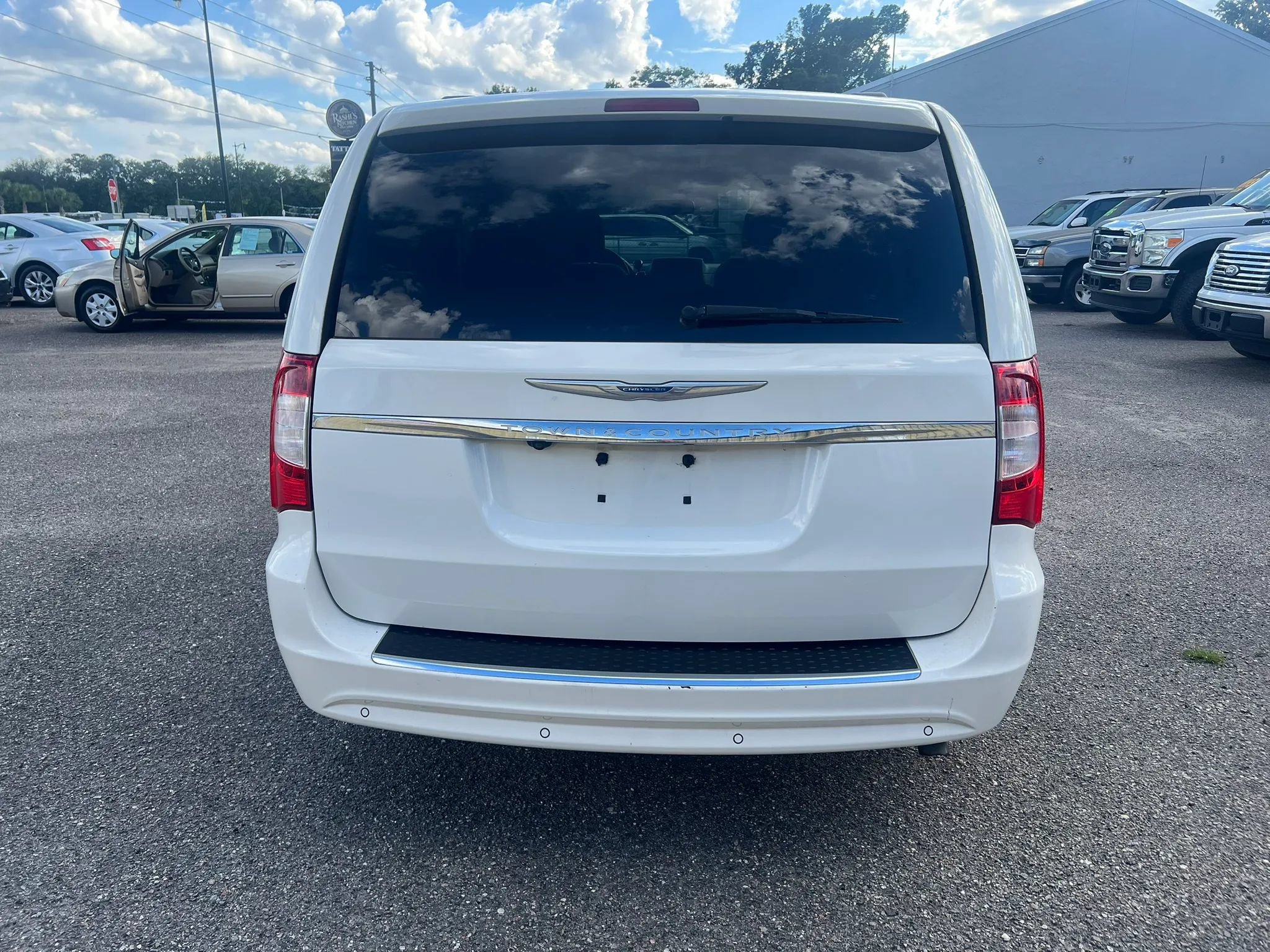 Used 2011 Chrysler Town & Country Touring FWD image 4