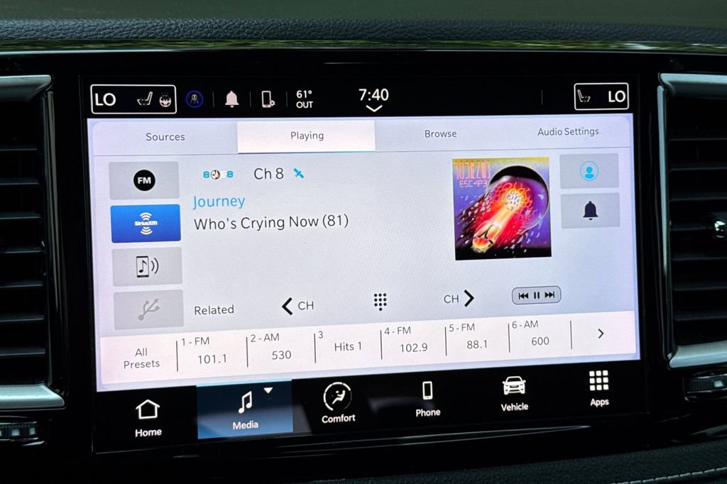 Used 2023 Chrysler Pacifica Touring-L image 18