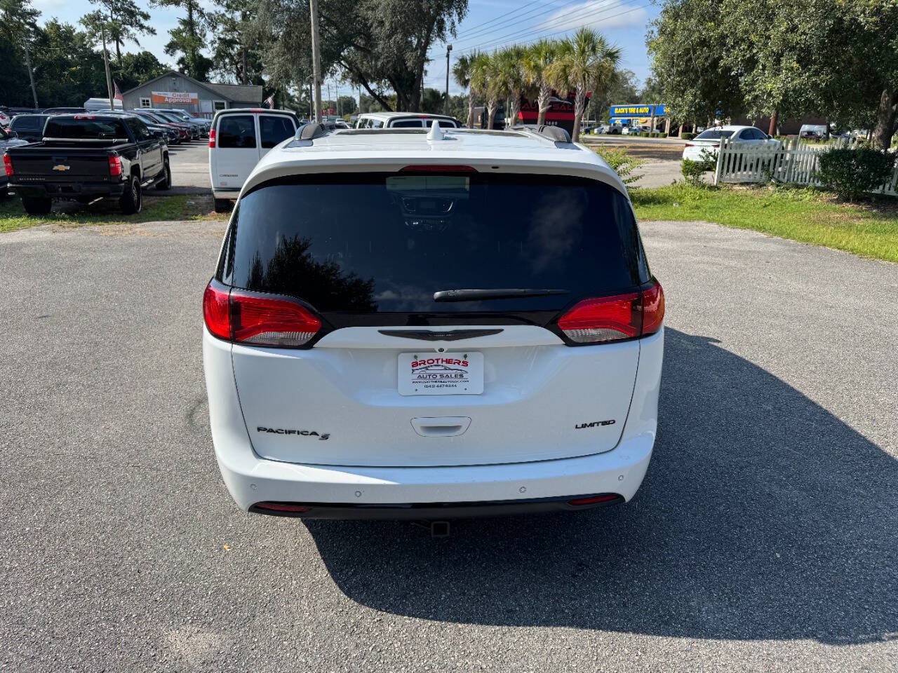 Used 2019 Chrysler Pacifica Limited w/ Advanced Safetytec Group FWD image 5